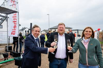 Stoßen auf das gelungene geförderte Wohnbau-Projekt in Heßdorf Süd an: Landrat Alexander Tritthart, Heßdorfs Zweiter Bürgermeister Axel Gotthardt und Dritte Bürgermeisterin Anja Willert. (v.l.)