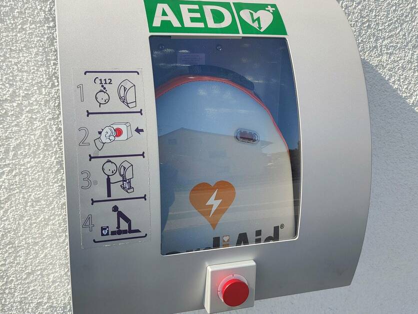 Öffentlicher Defibrillator (AED) am Sportheim Heßdorf