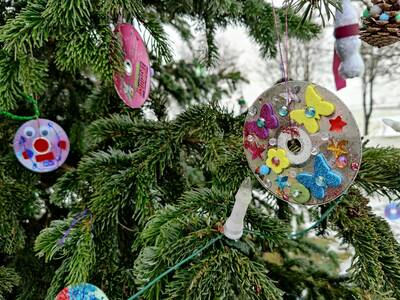 Auch der Christbaum am Rathaus Heßdorf wurde mit nachhaltigen Basteleien aus recycelten Stoffen geschmückt. 