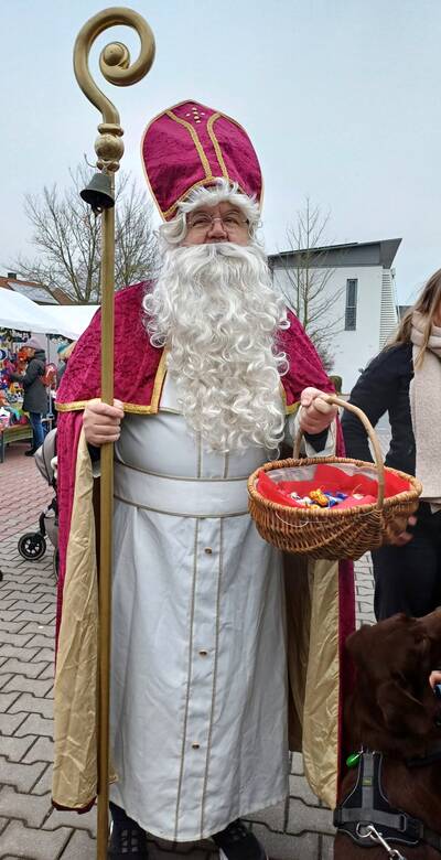 Wie in jedem Jahr besuchte auch 2024 der Nikolaus den Heßdorfer Adventsmarkt der Vereine und verteilte süße Gaben an die kleinsten Besucher.