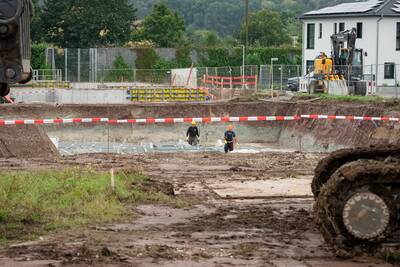 Während der Grundsteinlegung liefen die Arbeiten am Bau natürlich weiter. Aktuell werden die Fundamente und Bodenplatten der vier Einzelgebäude vorbereitet, die am Ende einen zusammenhängenden Wohnkomplex bilden werden.