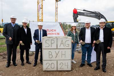 Geschafft! Mit dieser Baumaßnahme wir das Baugebiet "Heßdorf Süd" offiziell abgeschlossen. Die ersten Mieter des später von BayernHeim betriebenen Wohnkomplexes sollen im 2. Quartal 2026 einziehen.