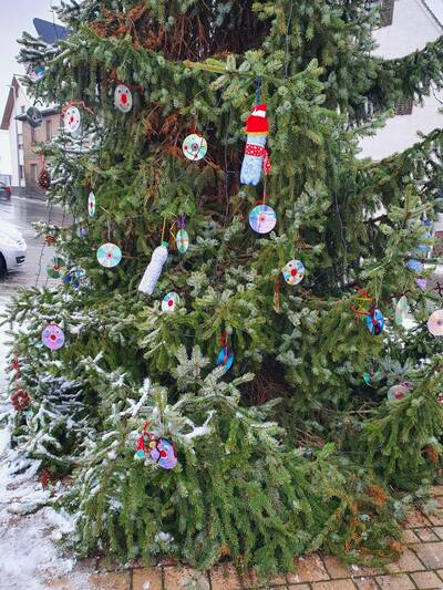 Auch der Christbaum am Dorfplatz in Hannberg wurde von den Grundschülern mit nachhaltigem Baumschmuck verziert.