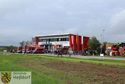 Vor dem Beginn des Tags der offenen Tür bei der Feuerwehr Heßdorf am 25.09.2022 wurde das Feuerwehrhaus mit zwei Jahren Verspätung wegen Corona endlich auch offiziell eingeweiht. 