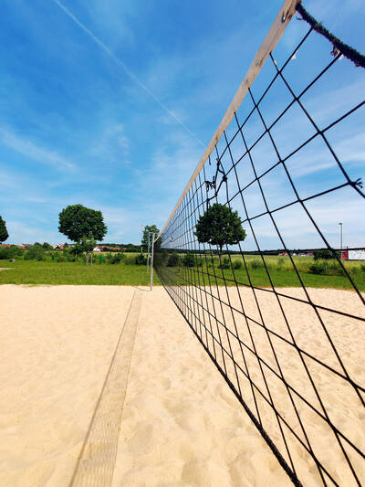 Auf dem Freizeitgelände Untermembach kann (Beach-)Volleyball gespielt werden.